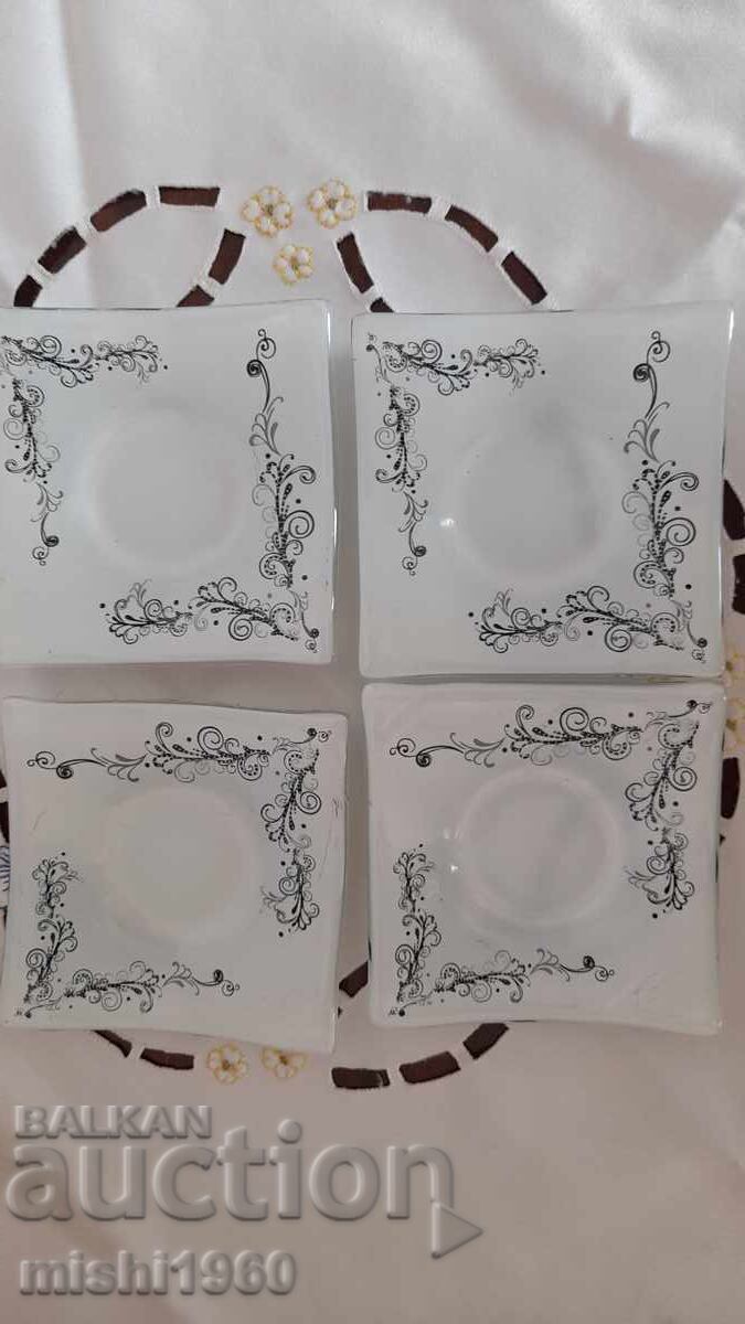 Set patru farfurioare cu preț € 2.00 | 3.91 BGN