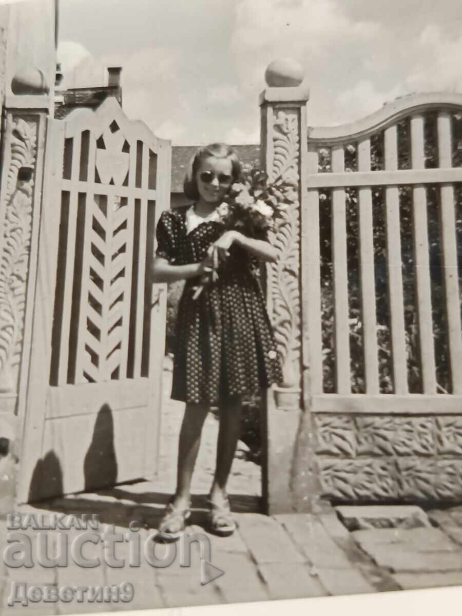 Licitație Tânără cu un buchet în pragul unei case, 1945 Licitație Tânără cu un buchet în pragul unei case, 1945