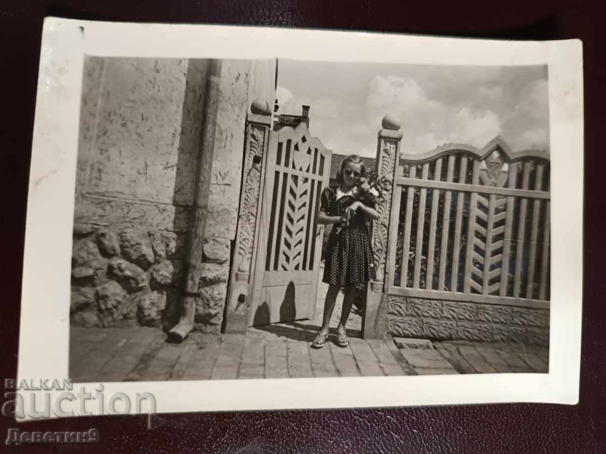 Tânără cu un buchet în pragul unei case, 1945 Tânără cu un buchet în pragul unei case, 1945