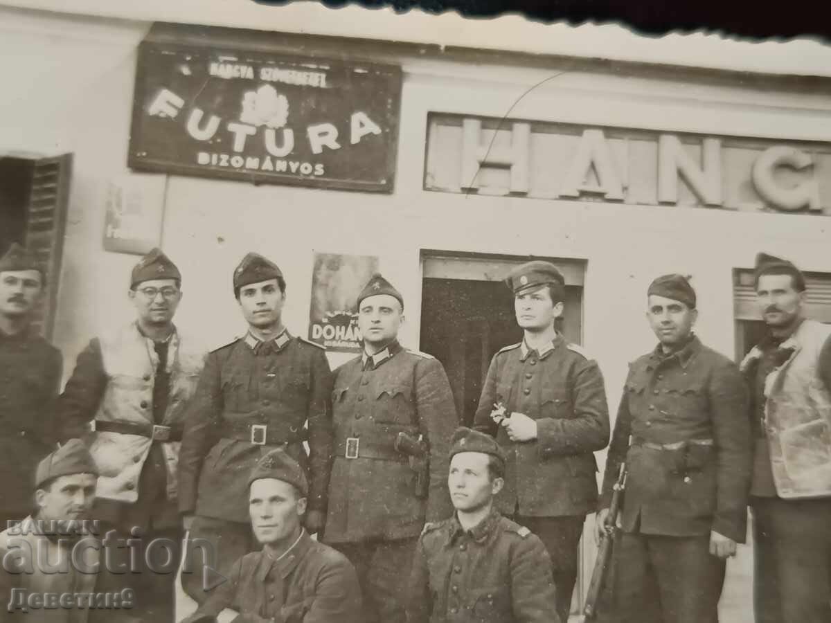 Licitație Soldați în fața unui magazin în Miko, 1945