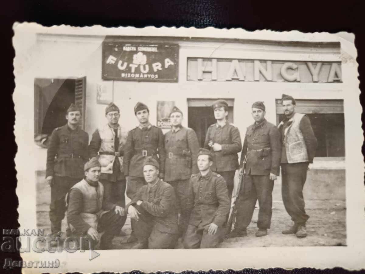 Soldați în fața unui magazin în Miko, 1945