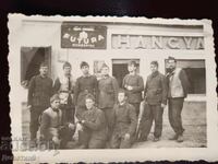 Soldați în fața unui magazin în Miko, 1945