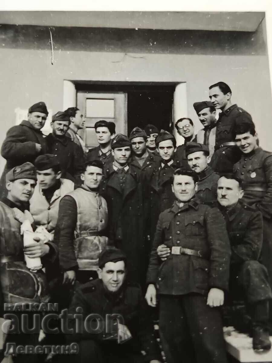 Licitație Soldați în fața unei clădiri din Szigetvár, Ungaria, 1945