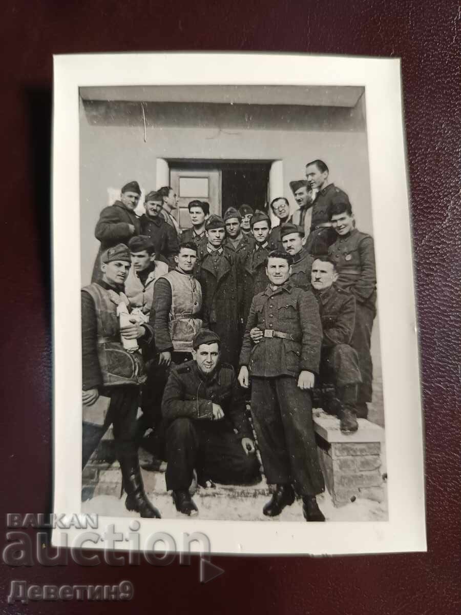 Soldați în fața unei clădiri din Szigetvár, Ungaria, 1945