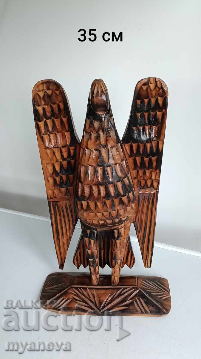 Vultur cu aripi desfăcute, sculptură veche în lemn, de autor