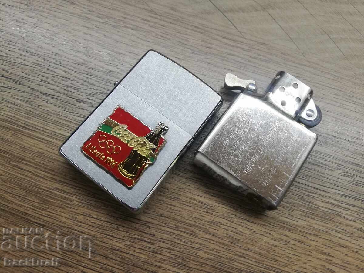 Brichetă originală pe benzină Zippo, Zippo Coca Cola, Coca Cola cu preț € 40.90 | 79.99 BGN Brichetă originală pe benzină Zippo, Zippo Coca Cola, Coca Cola cu preț € 40.90 | 79.99 BGN