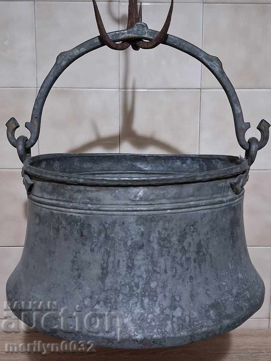 Monedă conservată, ceaun, cupru, vas de cupru