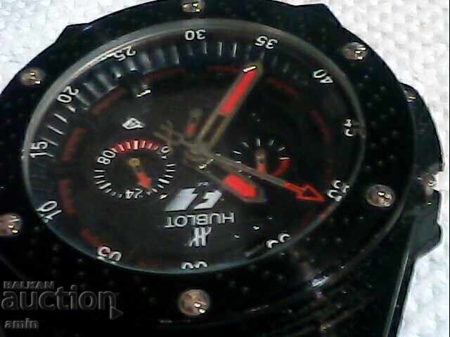 Доставка на красив 4асовник  HUBLOT кварц работи первектно няма батри