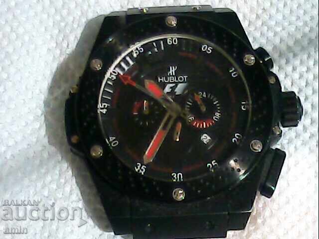 красив 4асовник  HUBLOT кварц работи первектно няма батри