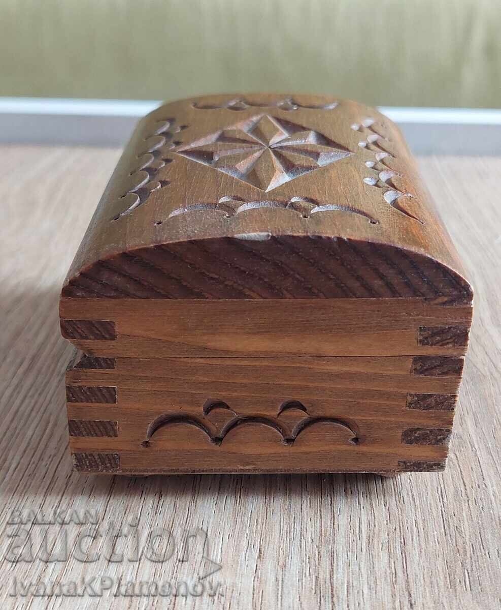Cutie din lemn retro pentru cunoscători cu preț € 10.00 | 19.56 BGN Cutie din lemn retro pentru cunoscători cu preț € 10.00 | 19.56 BGN