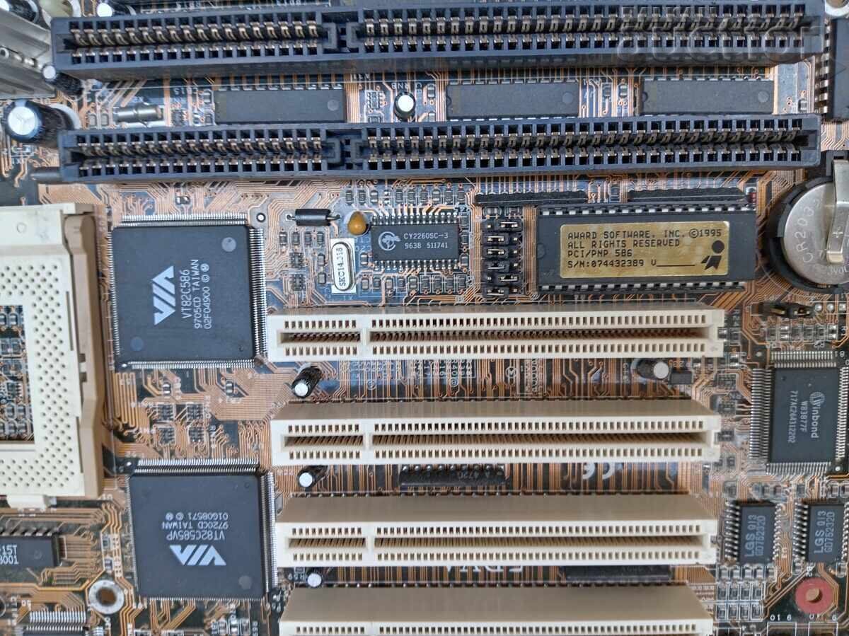 Licitație Placă de bază vintage VIA SOCKET 7 pentru calculator din anii '90 RAM