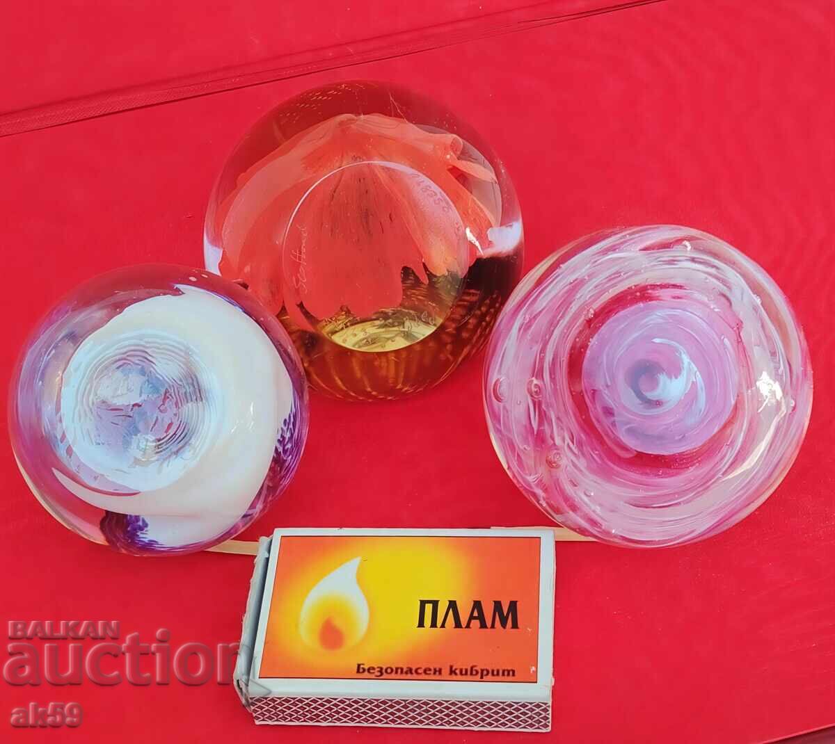 Prespapier-uri din sticlă sub formă de bilă cu preț € 55.00 | 107.57 BGN Prespapier-uri din sticlă sub formă de bilă cu preț € 55.00 | 107.57 BGN