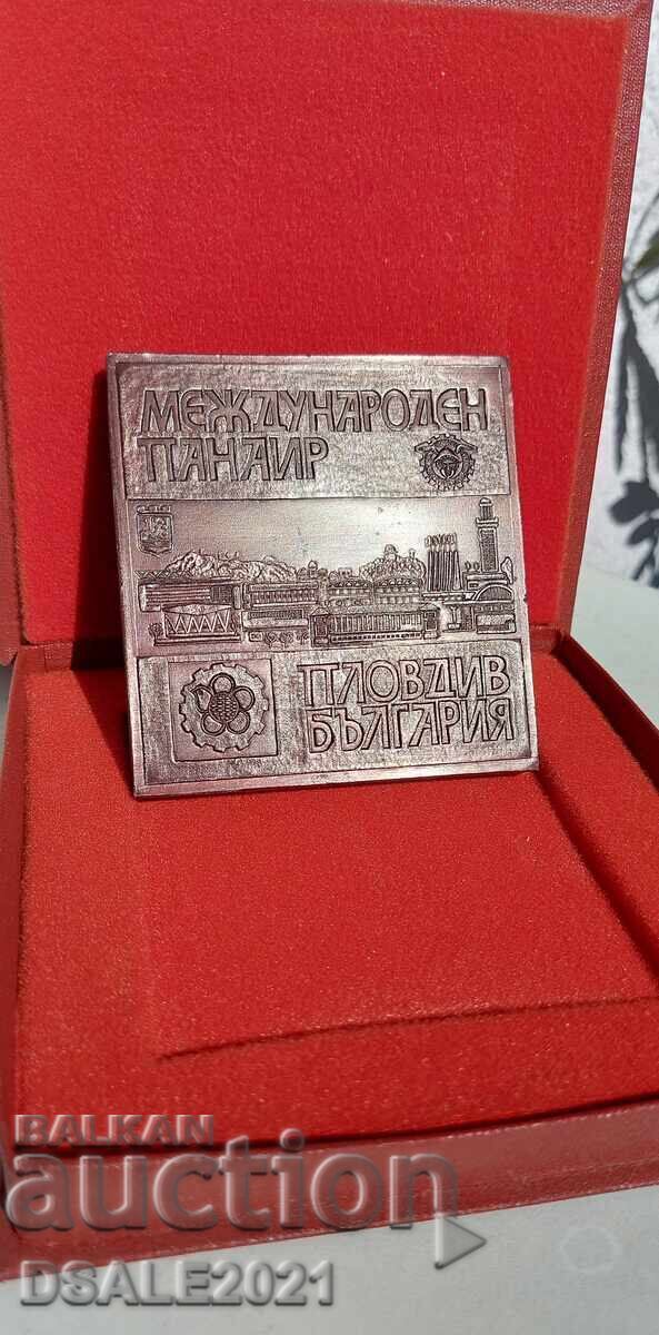 Târgul Internațional Plovdiv veche plachetă medalie de birou cu preț € 90.00 | 176.03 BGN Târgul Internațional Plovdiv veche plachetă medalie de birou cu preț € 90.00 | 176.03 BGN