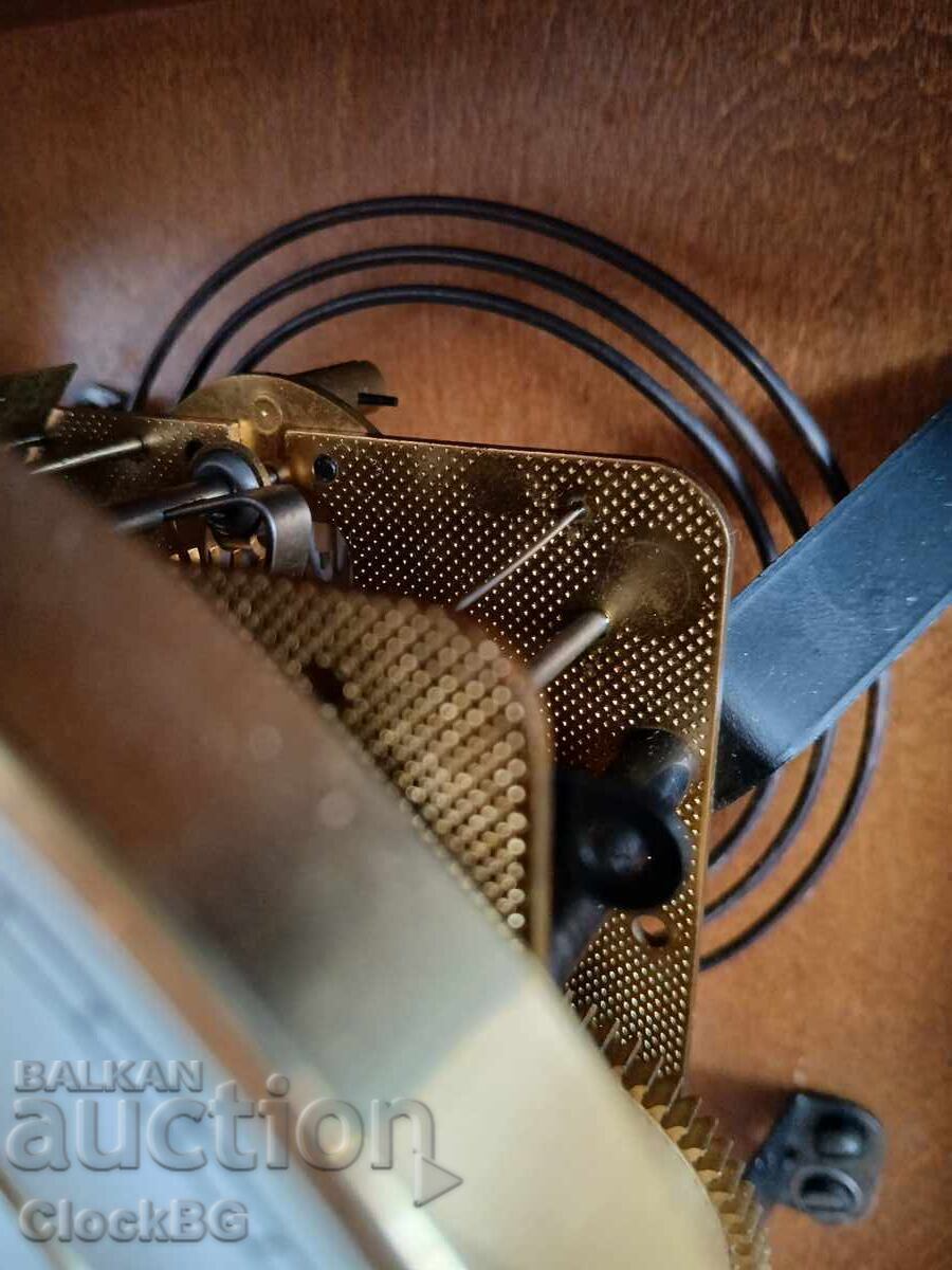 Δημοπρασία Επιτοίχιο ρολόι με εκκρεμές