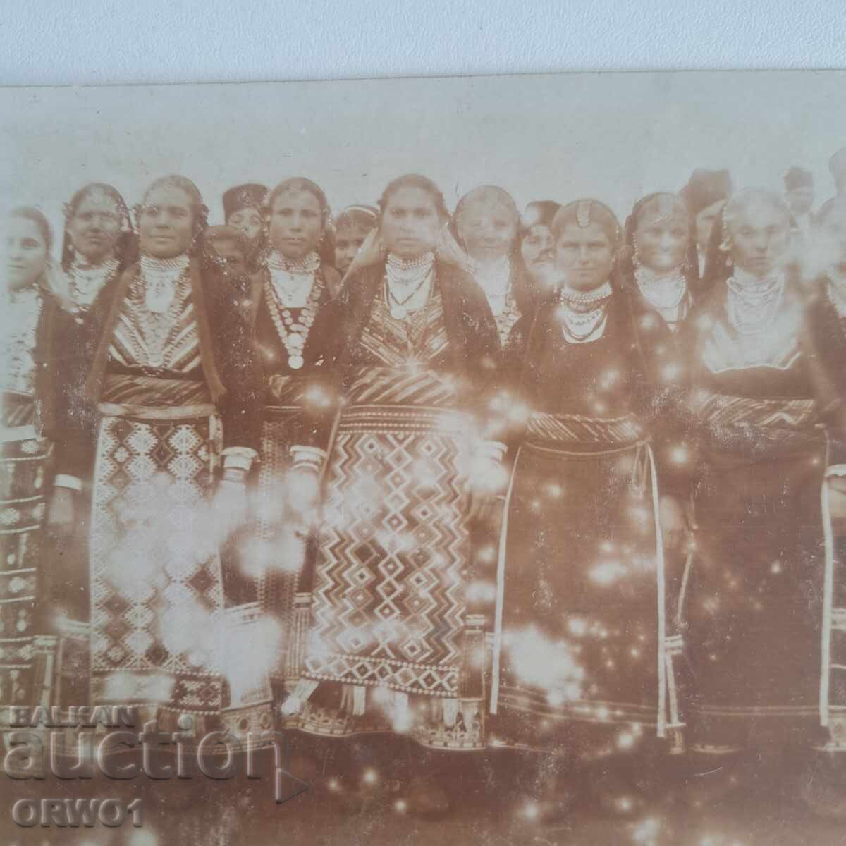 Fete în costume populare fotografie veche Regatul Bulgariei cu preț € 8.00 | 15.65 BGN