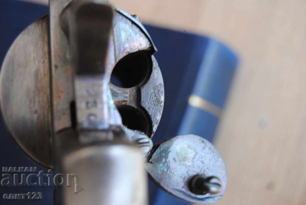 Delivery of An old revolver