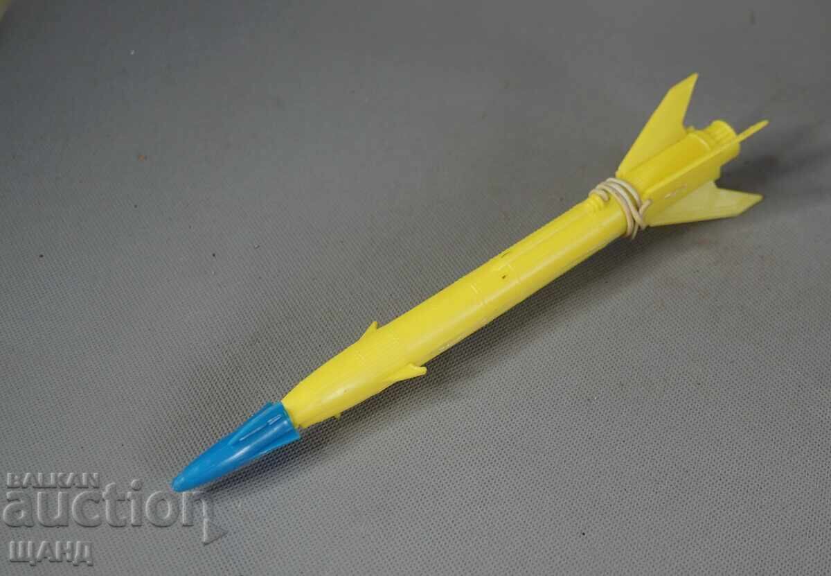 Veche jucărie rachetă bulgărească din plastic din perioada socialistă cu parașută cu preț € 5.45 | 10.66 BGN