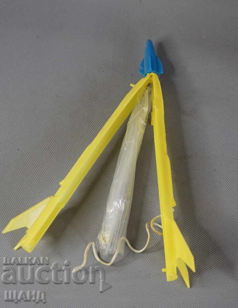 Licitație Veche jucărie rachetă bulgărească din plastic din perioada socialistă cu parașută