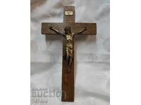Crucifix din lemn cu înălțimea de 40 cm