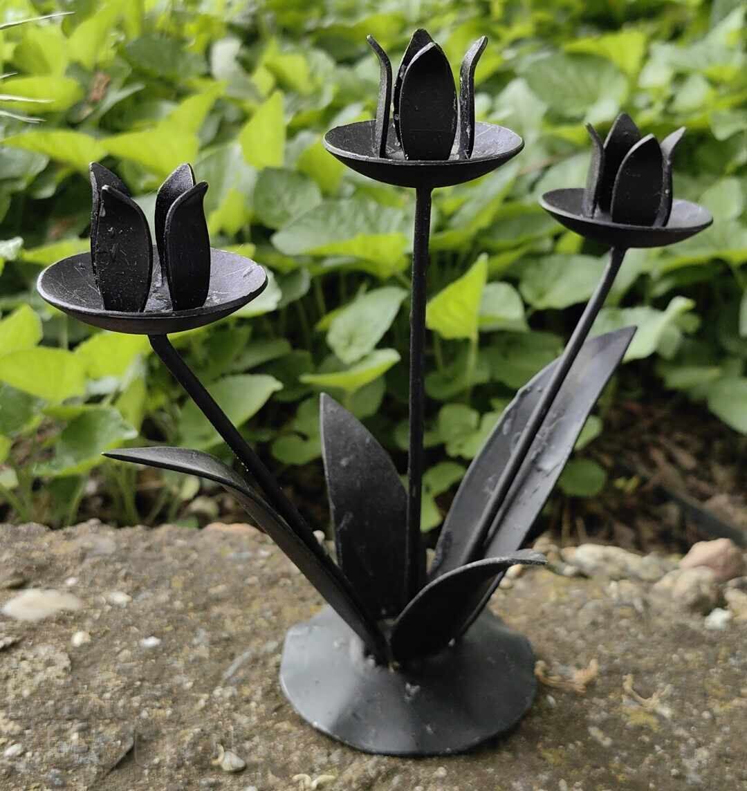 FRUMOS SFEȘNIC METALIC RETRO CU TREI SUPORTURI PENTRU LUMÂNARE FLOARE cu preț € 12.00 | 23.47 BGN