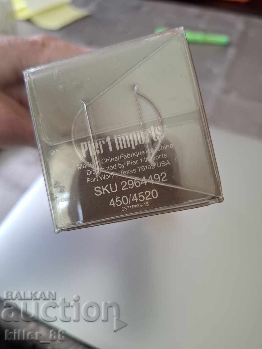 Παράδοση Ταριχευμένο πουλί σε μεταλλικό κλουβί