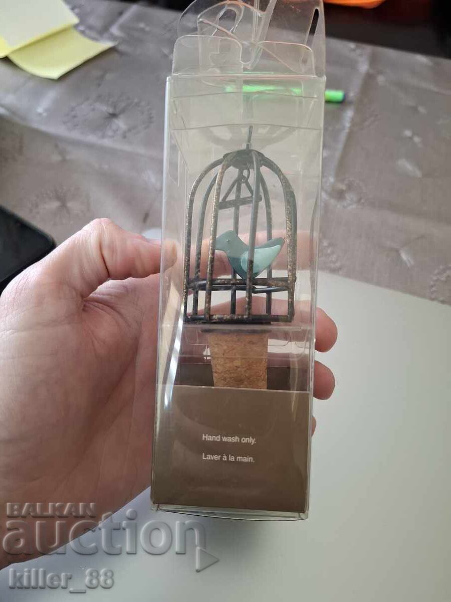 Ταριχευμένο πουλί σε μεταλλικό κλουβί