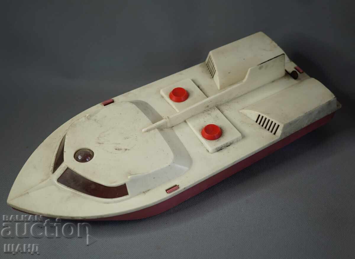 Veche jucărie mare din plastic, model barcă cu motor cu preț € 5.45 | 10.66 BGN