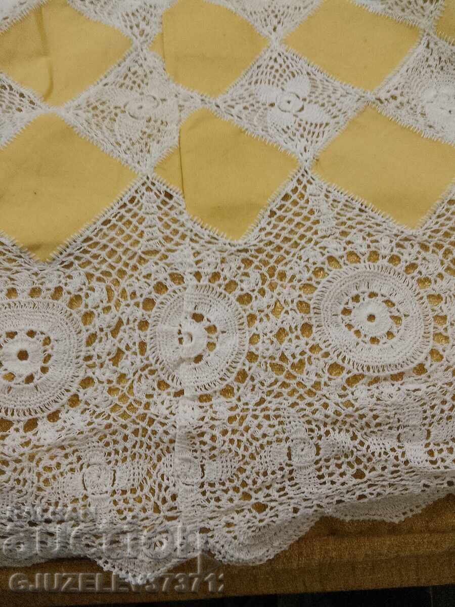 Cuvertură de pat lucrată manual, combinând alb și galben cu preț € 190.00 | 371.61 BGN Cuvertură de pat lucrată manual, combinând alb și galben cu preț € 190.00 | 371.61 BGN