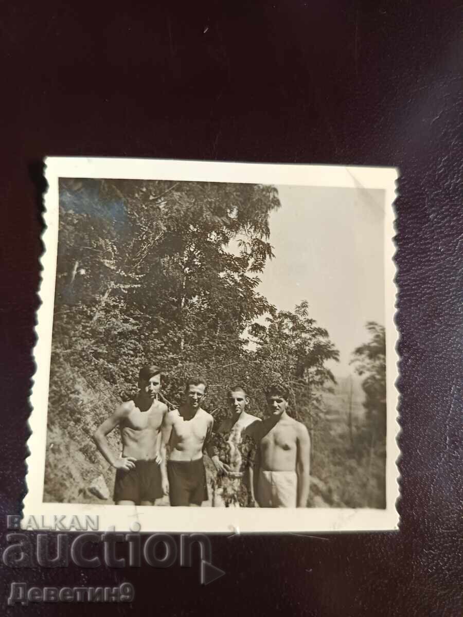 Lot fotografii "Prietenii în armată în timpul celui de-al Doilea Război Mondial" 1942 - 45 - 6 Lot fotografii "Prietenii în armată în timpul celui de-al Doilea Război Mondial" 1942 - 45 - 6