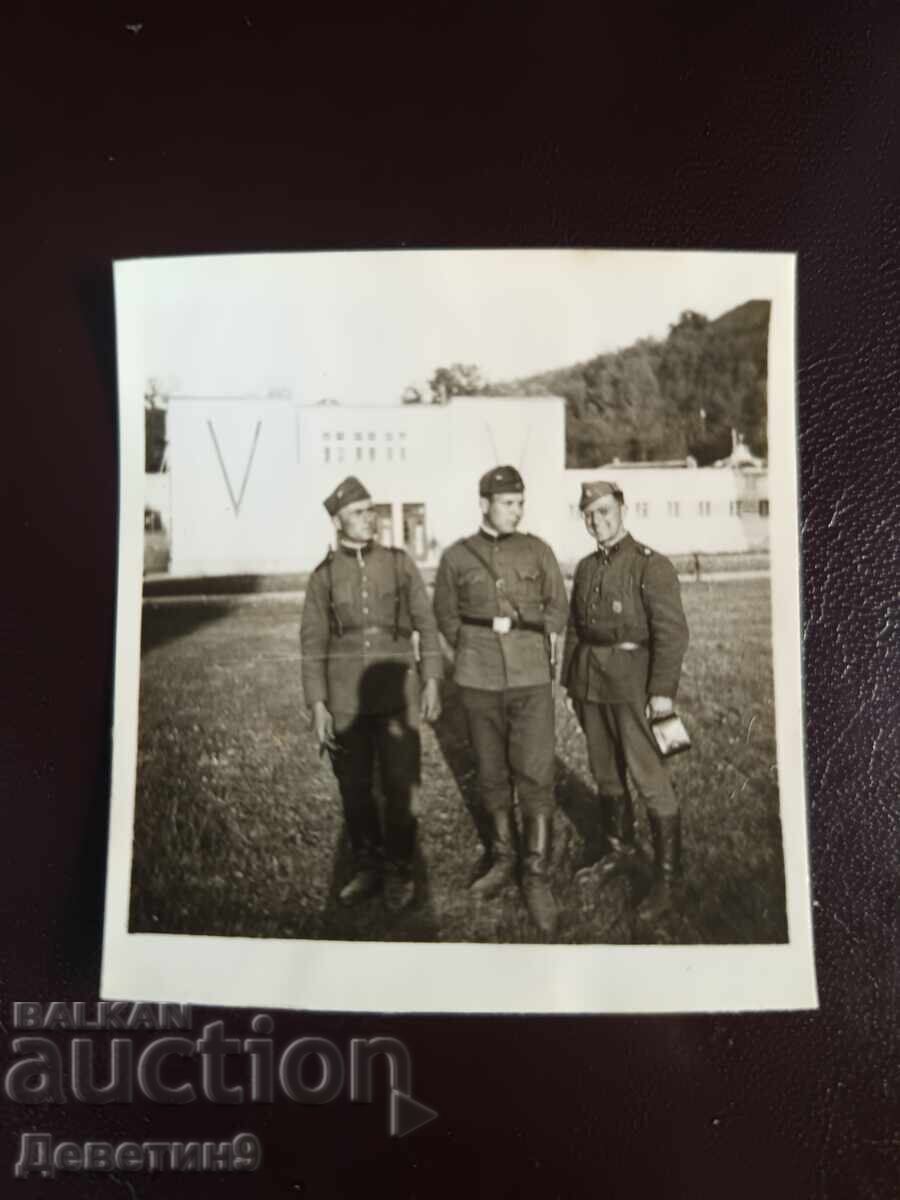 Lot fotografii "Prietenii în armată în timpul celui de-al Doilea Război Mondial" 1942 - 45 - 7 Lot fotografii "Prietenii în armată în timpul celui de-al Doilea Război Mondial" 1942 - 45 - 7