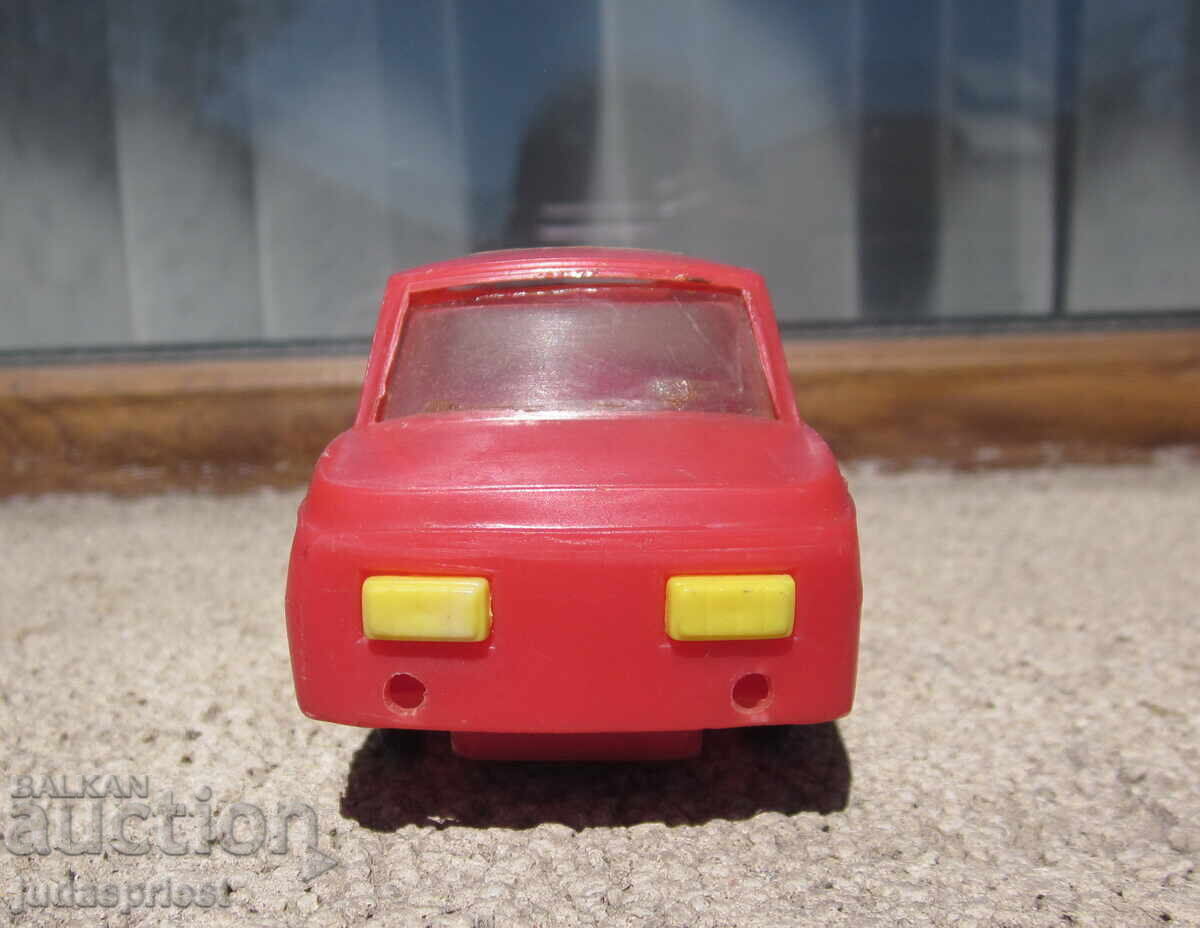 Livrarea Jucărie veche din plastic, mașinuță Wartburg, din perioada socialistă, Bulgaria