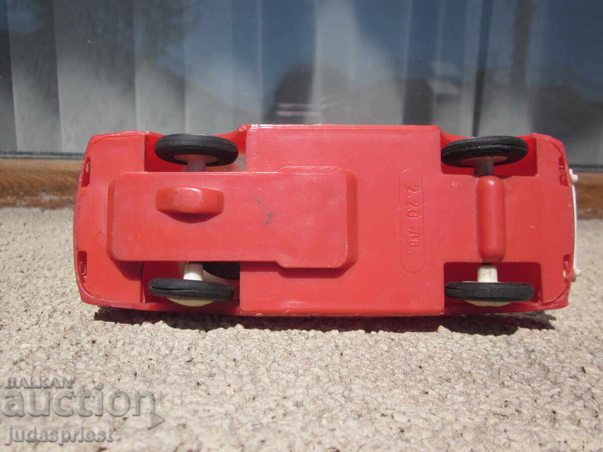 Jucărie veche din plastic, mașinuță Wartburg, din perioada socialistă, Bulgaria - 6