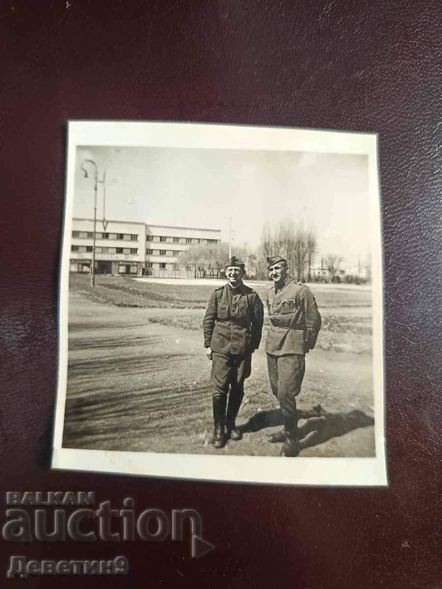 Licitație Lot fotografii "Prietenii din armată în al Doilea Război Mondial" 1942 - 45 Licitație Lot fotografii "Prietenii din armată în al Doilea Război Mondial" 1942 - 45