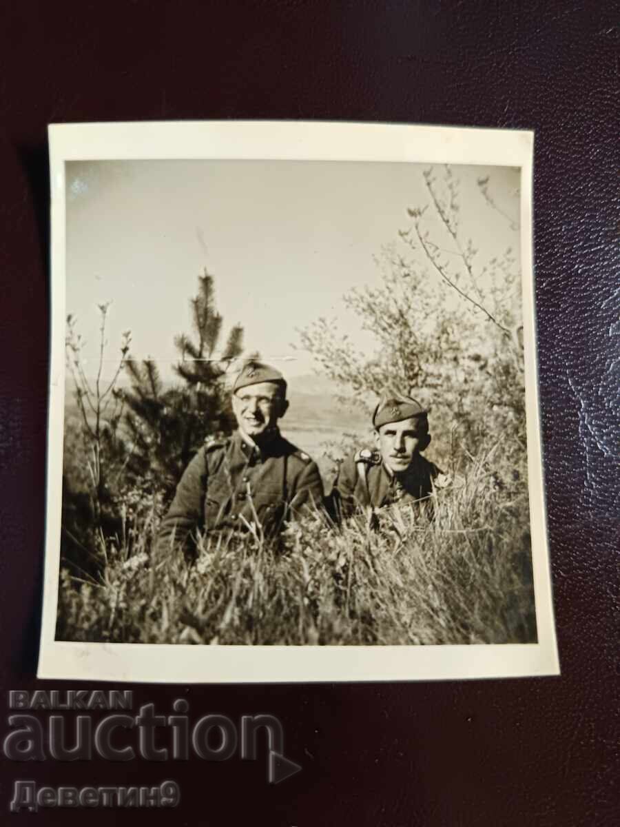 Lot fotografii "Prietenii din armată în al Doilea Război Mondial" 1942 - 45 - 5 Lot fotografii "Prietenii din armată în al Doilea Război Mondial" 1942 - 45 - 5