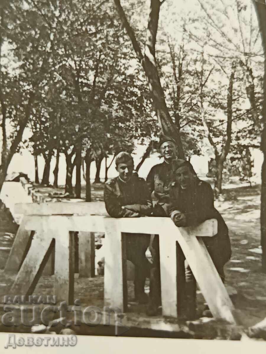 Lot fotografii "Prietenii din armată în al Doilea Război Mondial" 1942 - 45 - 6 Lot fotografii "Prietenii din armată în al Doilea Război Mondial" 1942 - 45 - 6