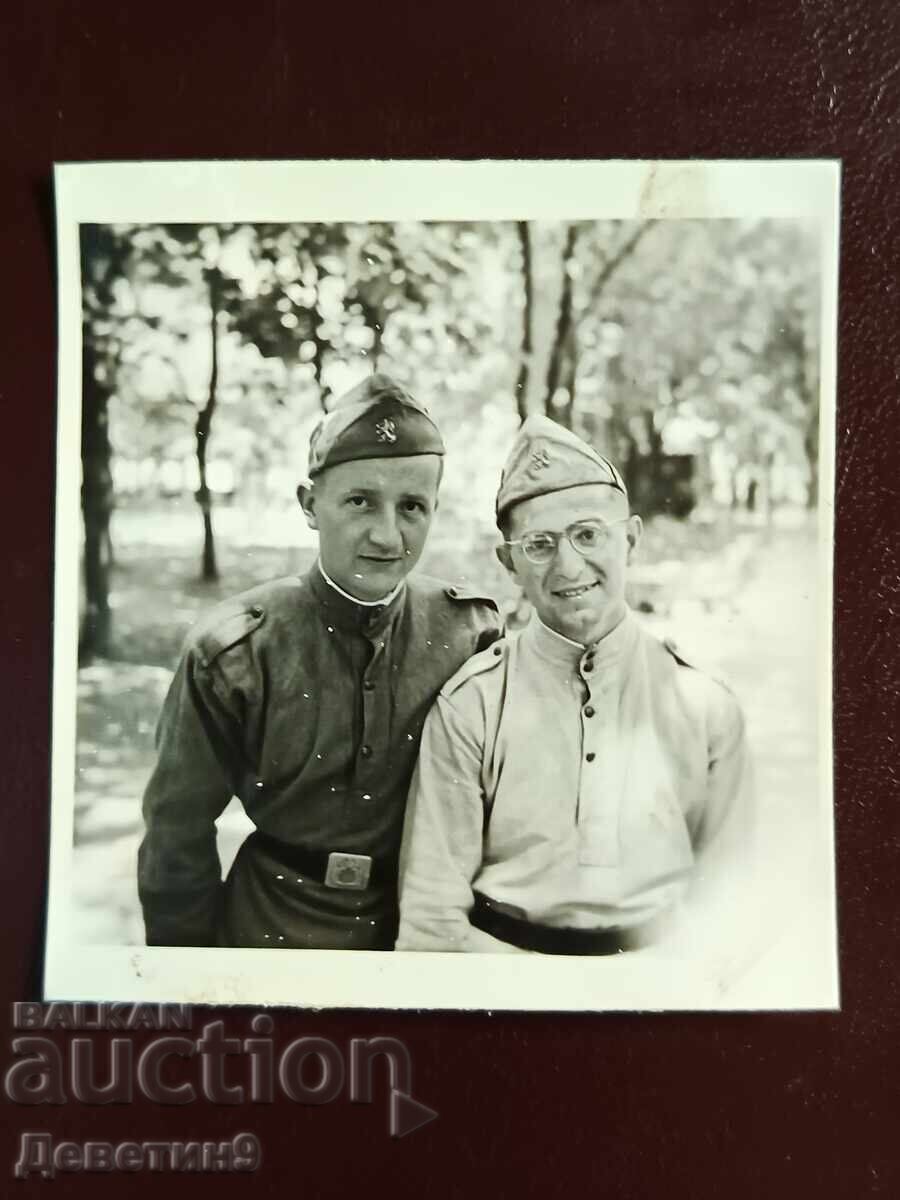 Lot fotografii "Prietenii din armată în al Doilea Război Mondial" 1942 - 45 - 7 Lot fotografii "Prietenii din armată în al Doilea Război Mondial" 1942 - 45 - 7