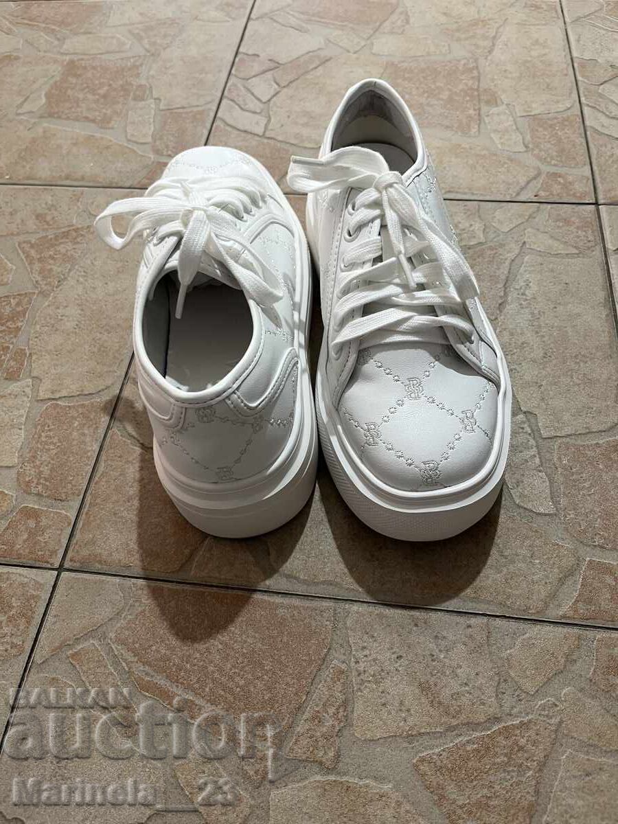 Adidași Badura cu preț € 60.00 | 117.35 BGN