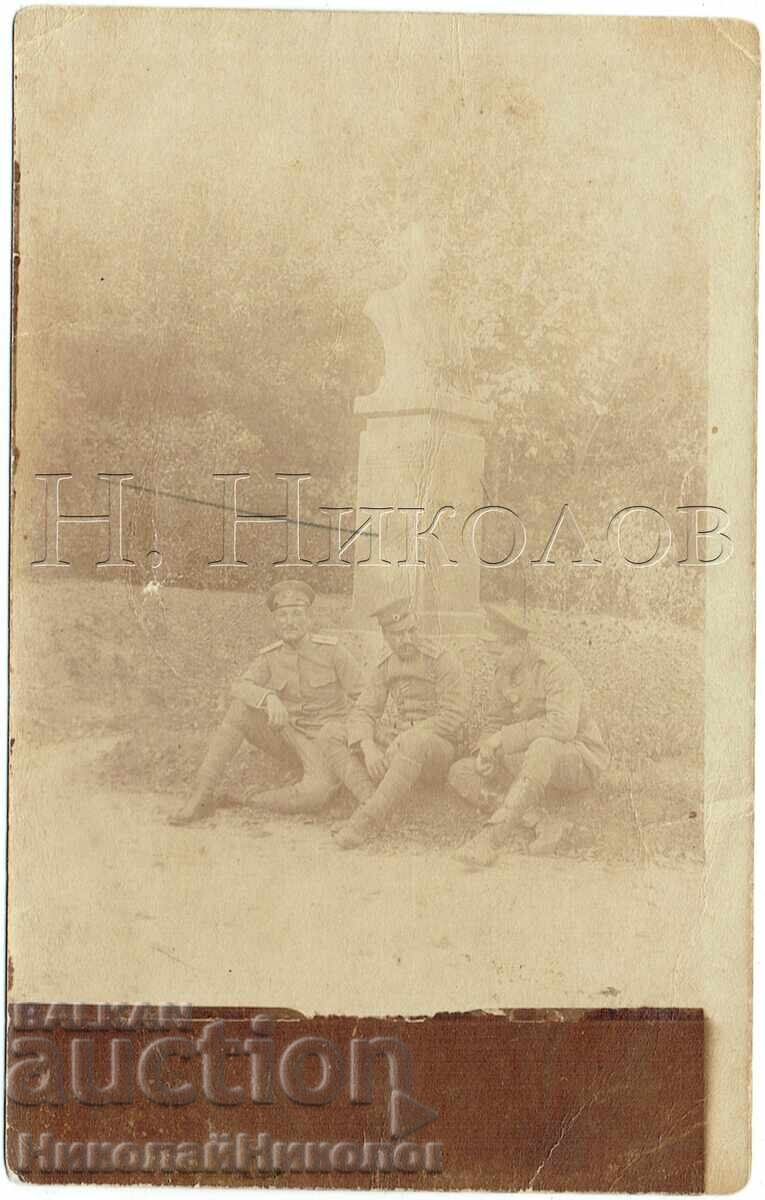 FOTOGRAFIE VECHE PSV MILITARI BULGARI AȘEZAȚI LÂNGĂ UN MONUMENT J633