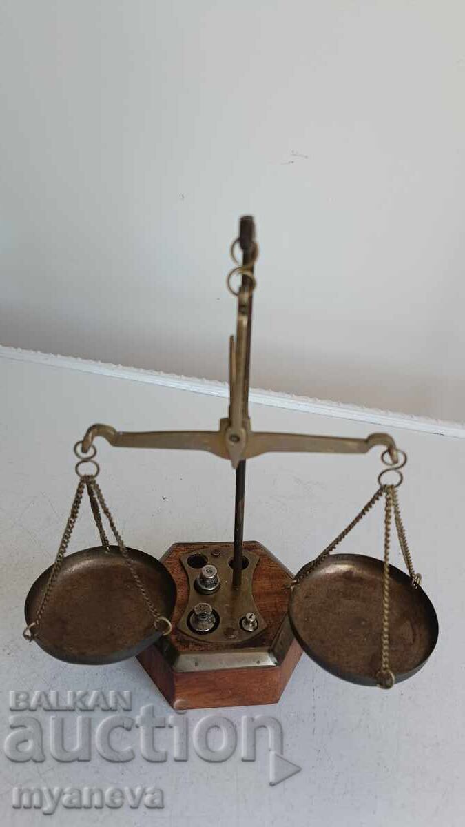 Vintage, balanță de bijutier sau de farmacie cu greutăți cu preț € 40.00 | 78.23 BGN