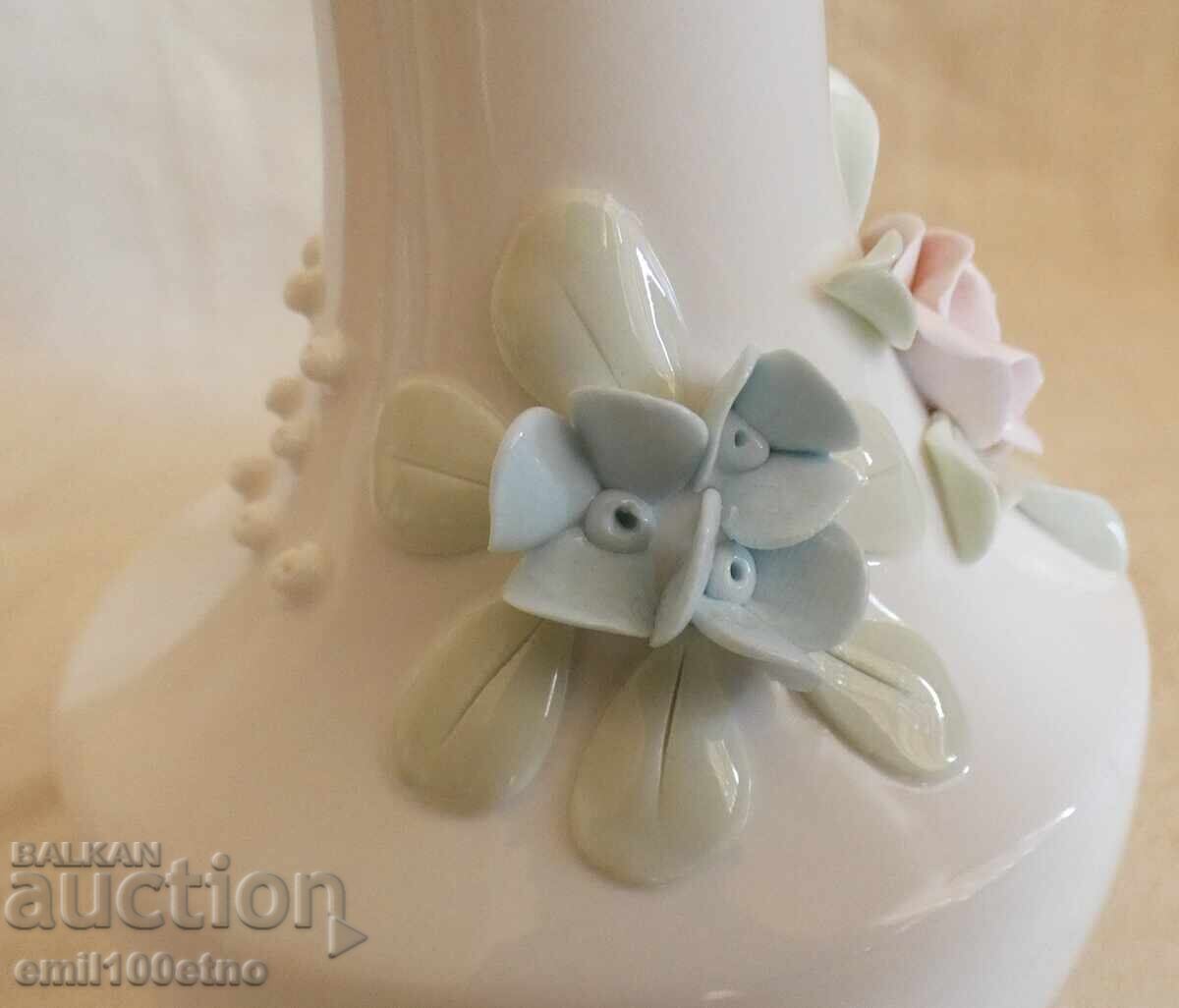 Auction  Beautiful bone china vase with embossed flowers Bononia Vidin