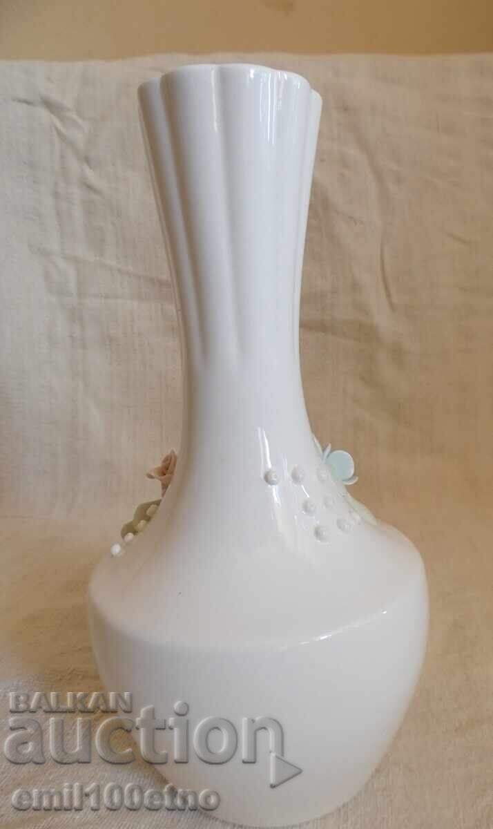 Delivery of Beautiful bone china vase with embossed flowers Bononia Vidin