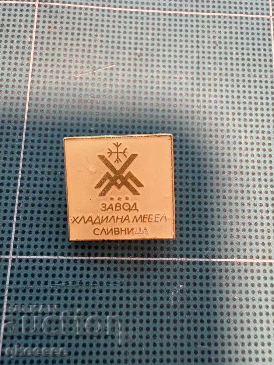 Lot de insigne vechi „Zavod Hladilna Mebel” or. Slivnița cu preț € 2.00 | 3.91 BGN
