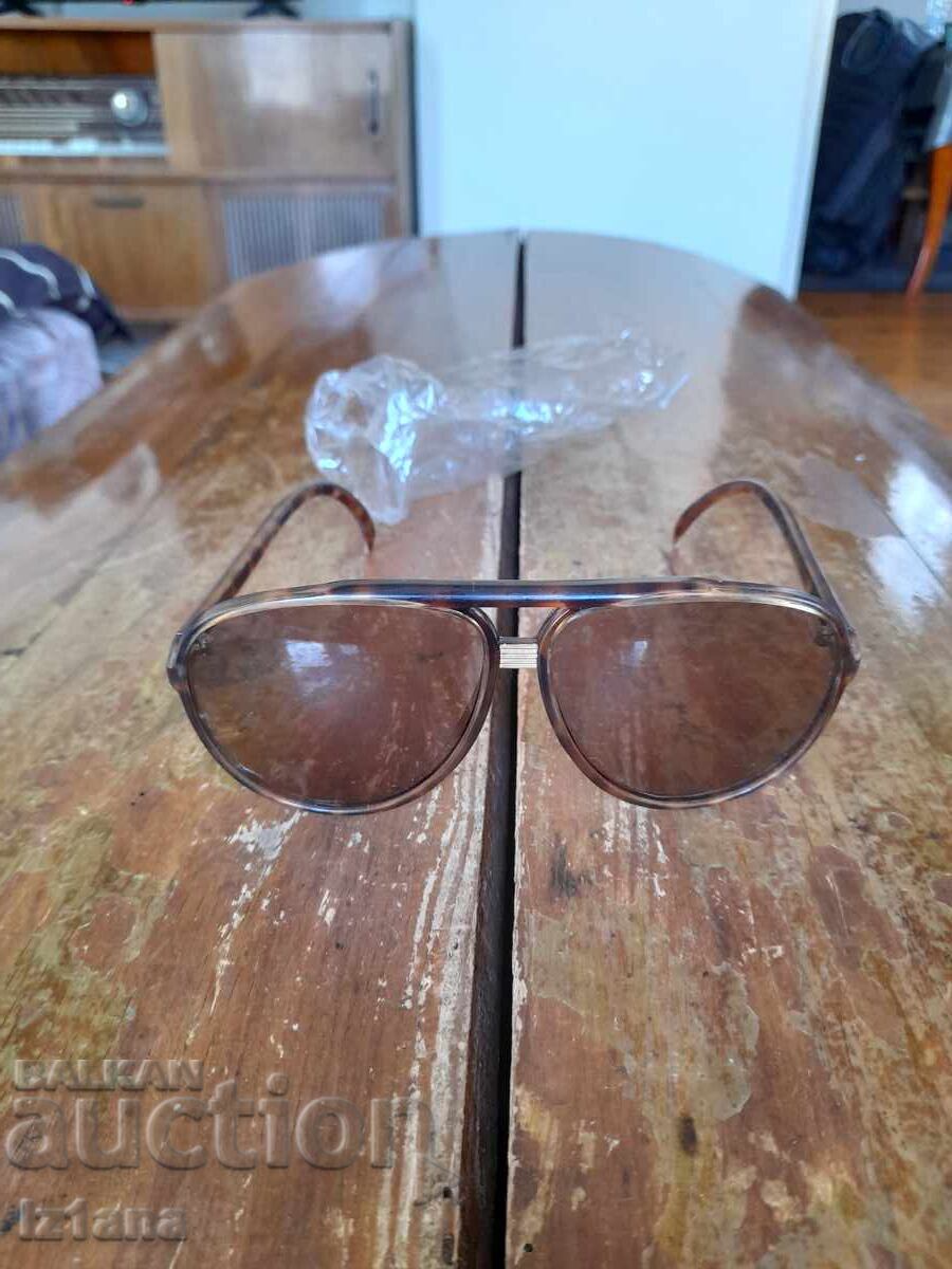 Vechi ochelari de soare cu preț € 21.00 | 41.07 BGN