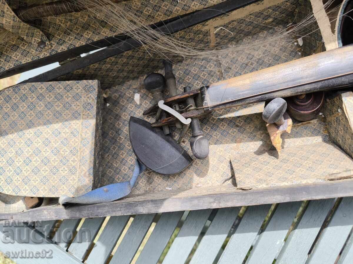 Vioară extrem de veche pentru piese stradivarius cu preț € 1.50 | 2.93 BGN