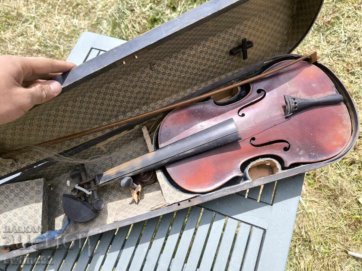 Vioară extrem de veche pentru piese stradivarius