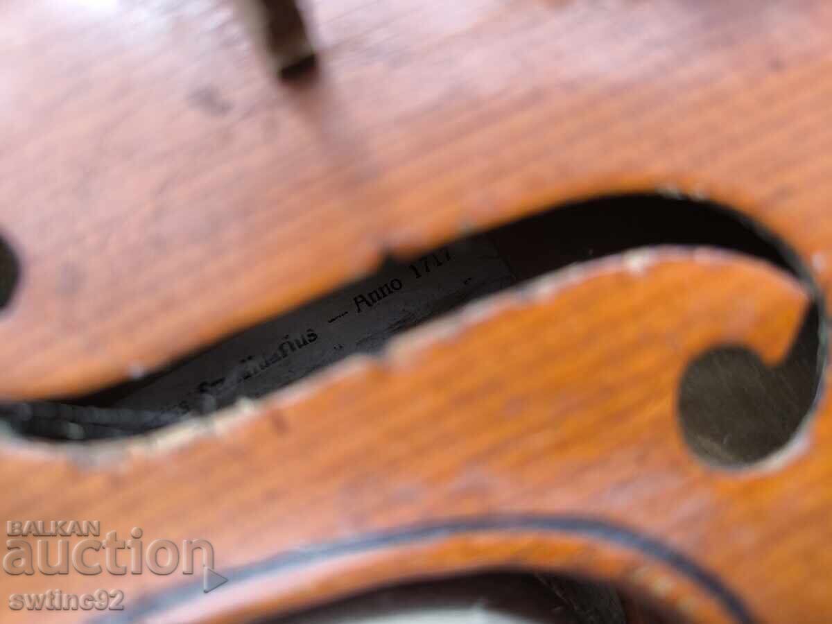 Licitație Vioară antică veche Stradivarius în cutie de lemn