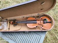 Vioară antică veche Stradivarius în cutie de lemn