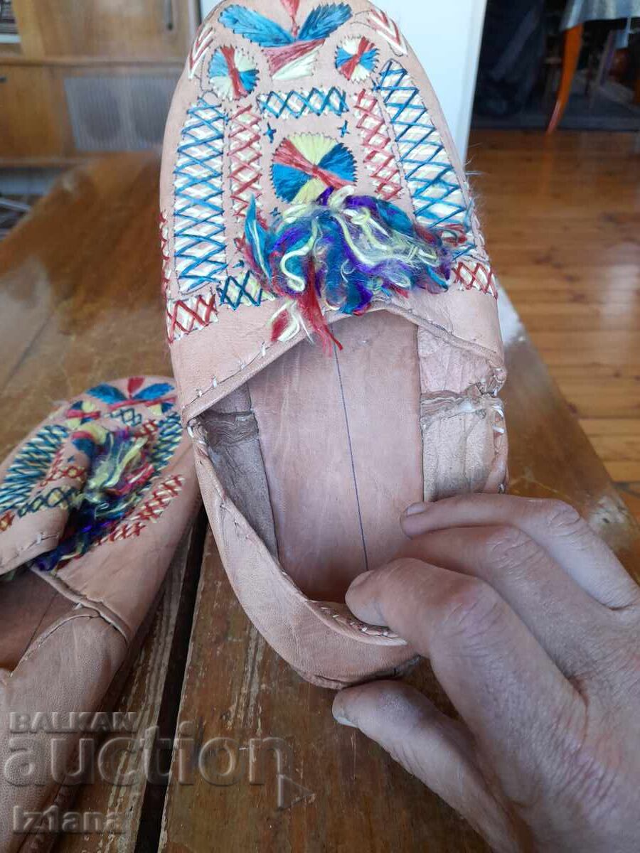 Încălțăminte etno veche, papuci - 5