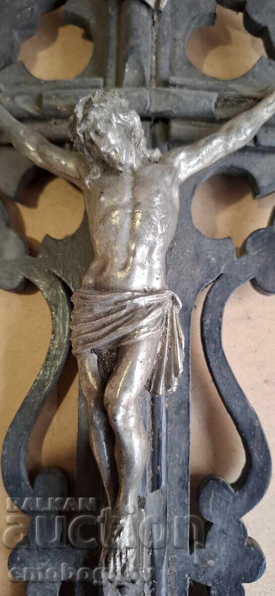 Crucifix masiv de perete - lemn și metal cu preț € 0.01 | 0.02 BGN