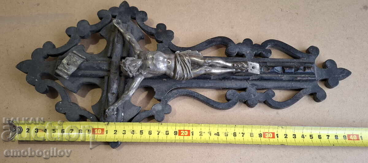 Livrarea Crucifix masiv de perete - lemn și metal